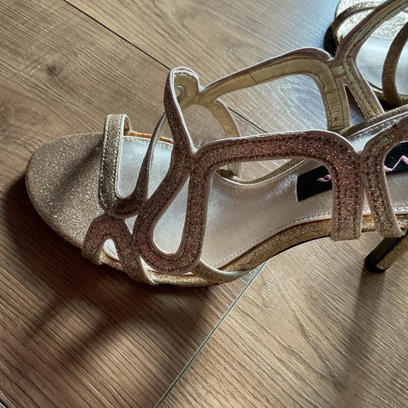 Nina Gold Strappy Heels for Formal Elegance - Picture 9 of 13